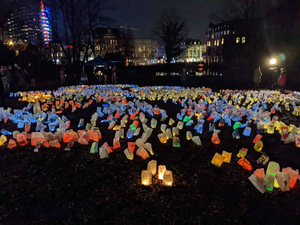 Ein Lichtermehr leuchtet für den Zusammenhalt